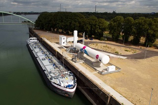 Shore to ship LNG bunker station